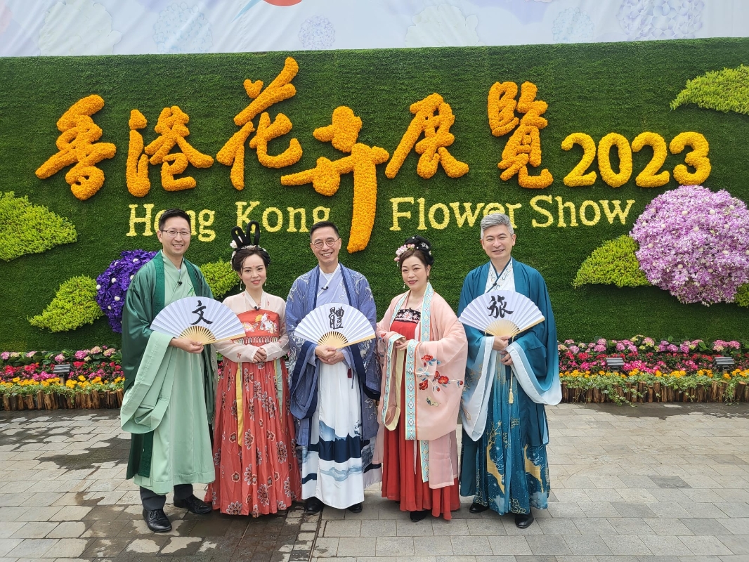香港文體旅局局長一身才子裝扮推介香港旅遊