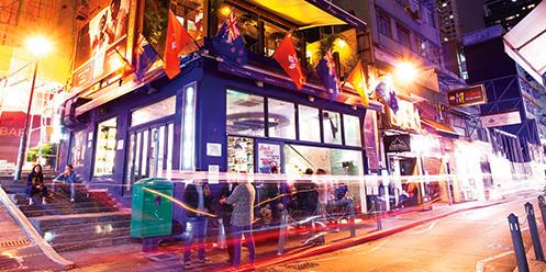 香港到處都有營業至凌晨的餐廳、酒吧及夜店，但如您要真正體驗這裡的夜生活，就一定得逛逛著名的酒吧區！