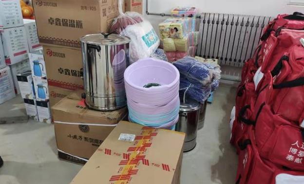 抗洪救災愛心不斷援助物資無私奉獻