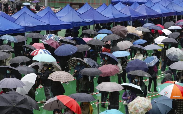 香港市民雨中排隊等候接受核酸檢測