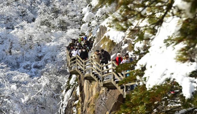 安徽黃山風景區白雪皚皚、銀裝素裹，好似琉璃仙境