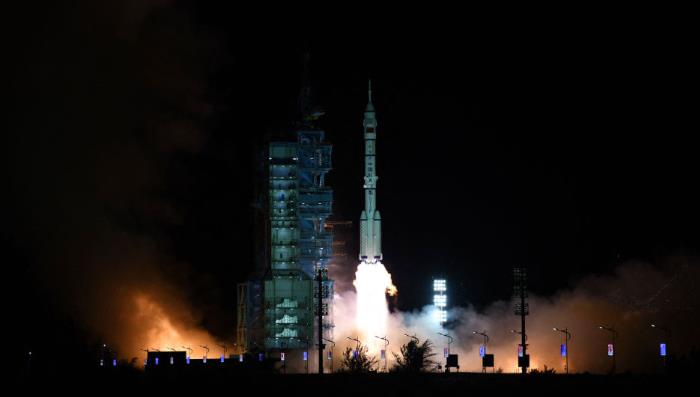 神舟十三號載人飛船與中國空間站完成自主快速交會對接