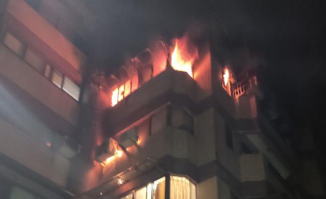 台南一公寓凌晨起火 17人及時疏散6人疑吸入濃煙