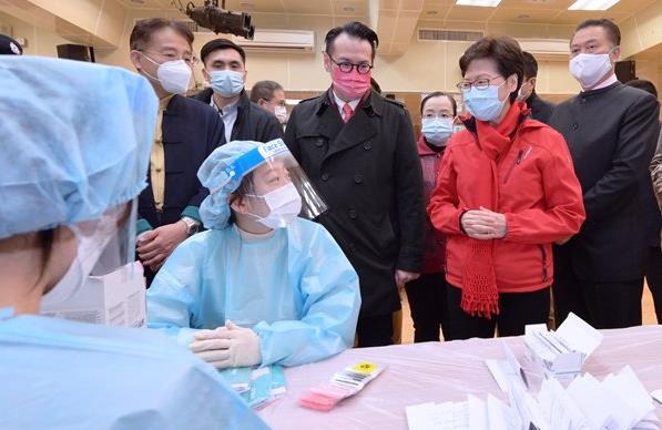 行政長官林鄭月娥到觀塘社區探訪在一線的抗疫人員